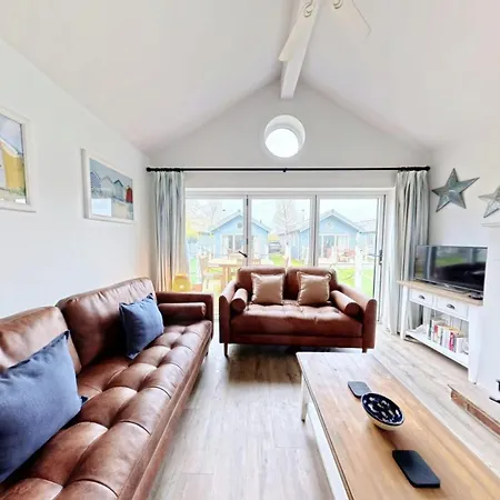 Sea Dog - Part Of The The Bay Village With Pool, Gym And Direct Access, Pub, Restaurant, Tennis And Meadows Walks *