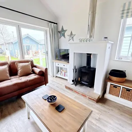 Sea Dog - Part Of The The Bay Village With Pool, Gym And Direct Access, Pub, Restaurant, Tennis And Meadows Walks *