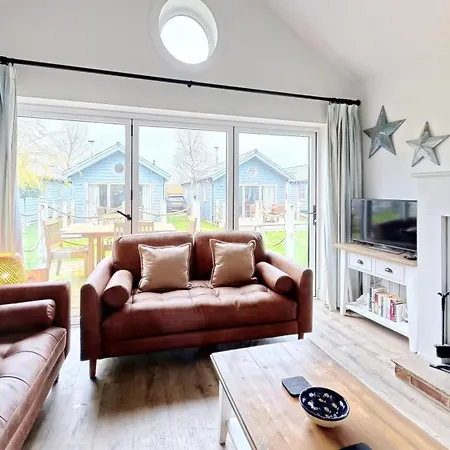 Sea Dog - Part Of The The Bay Village With Pool, Gym And Direct Access, Pub, Restaurant, Tennis And Meadows Walks * Filey