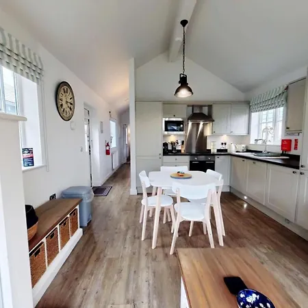 Sea Dog - Part Of The The Bay Village With Pool, Gym And Direct Access, Pub, Restaurant, Tennis And Meadows Walks Filey