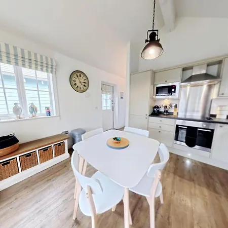 Sea Dog - Part Of The The Bay Village With Pool, Gym And Direct Access, Pub, Restaurant, Tennis And Meadows Walks * Filey