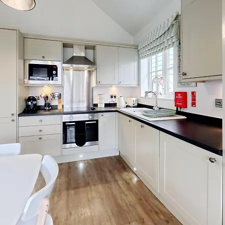 Sea Dog - Part Of The The Bay Village With Pool, Gym And Direct Access, Pub, Restaurant, Tennis And Meadows Walks Filey