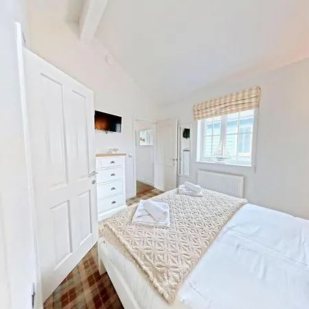 Hébergement de vacances Sea Dog - Part Of The The Bay Village With Pool, Gym And Direct Access, Pub, Restaurant, Tennis And Meadows Walks *